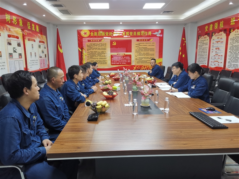 7月30日下午，軋鋼廠黨委組織召開“‘慶八一’學(xué)黨史  扛死肩   共奮進”復(fù)轉(zhuǎn)軍人座談會